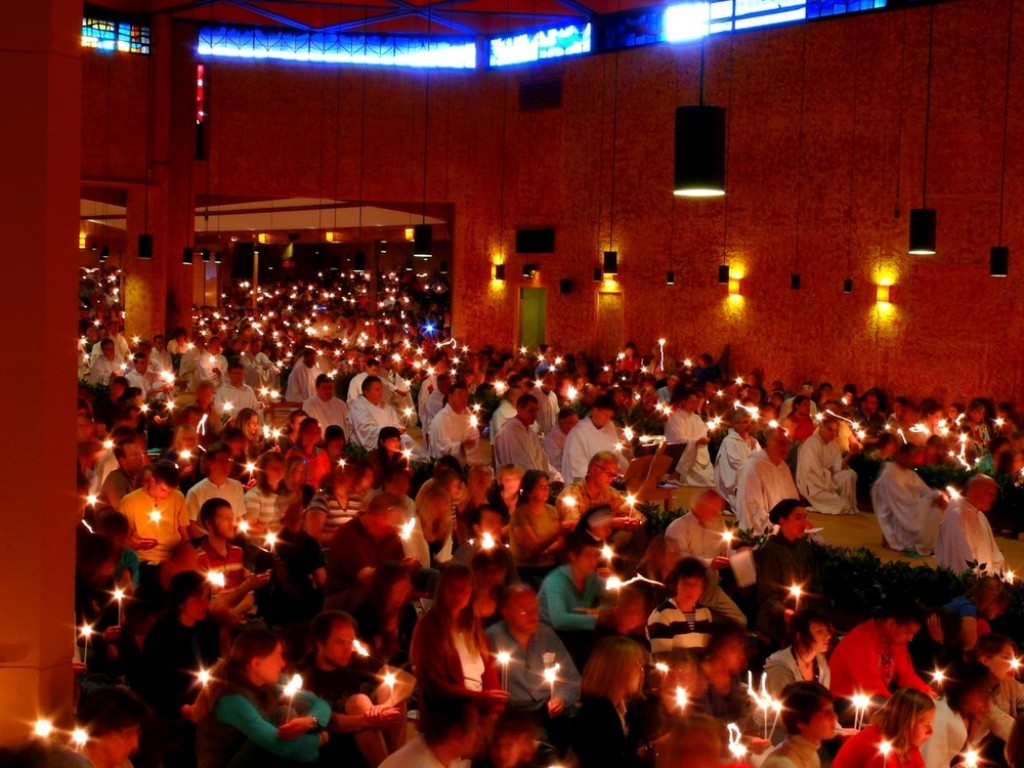 Wöchentliche Auferstehungsfeier in Taizé am Samstagabend