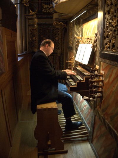 Hans Hermann Jansen an der frisch restaurierten Orgel
