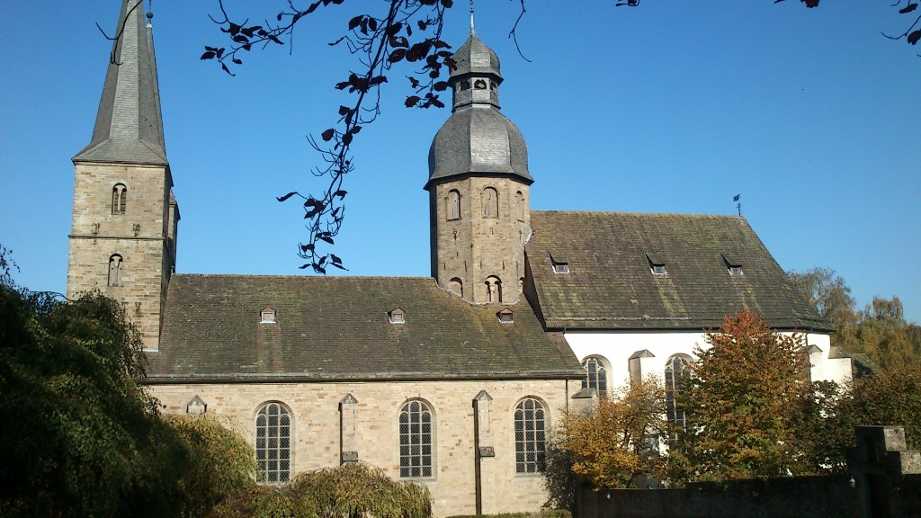 Ehemalige Abteikirche Marienmünster (gegründet 1128) Hinterer Teil romanisch - Vorderer Teil (hell) barocker Mönchschorraum (Blick aus Süden)